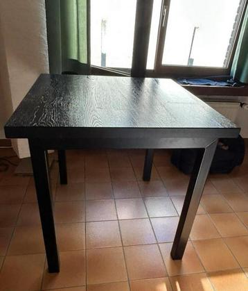 Eettafel, vierkant, hout beschikbaar voor biedingen