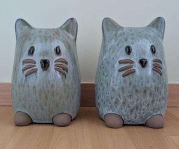 Schattig duo: keramiek katjes beschikbaar voor biedingen