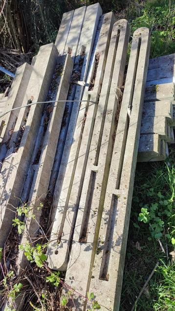 Piquets en béton pour grillages et dalles béton inférieures beschikbaar voor biedingen