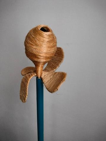 KUNST: Metalen staande voet en vezelplant beschikbaar voor biedingen