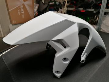 Suzuki GSR 750 garde boue avant d' ORIGINE neuf BLANC . Pour beschikbaar voor biedingen