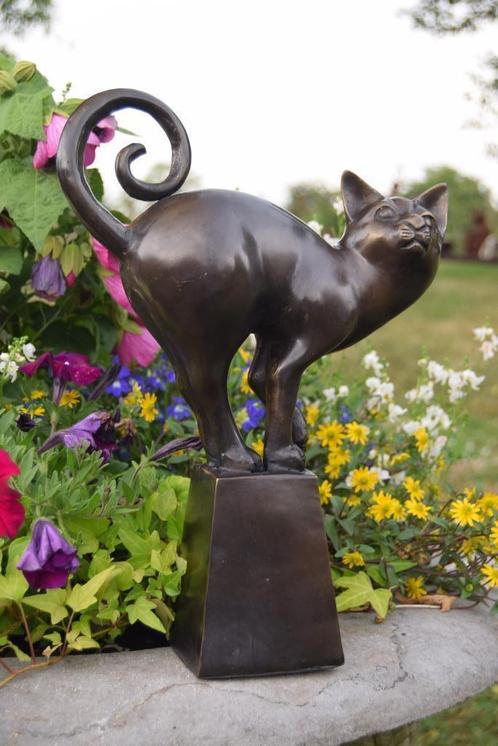 Bronzen beeld van een kat gesigneerd op een sokkel, Antiek en Kunst, Antiek | Brons en Koper, Brons, Ophalen of Verzenden