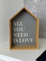Decoratief houten huisje wandbord – All You Need Is Love, Ophalen, Zo goed als nieuw