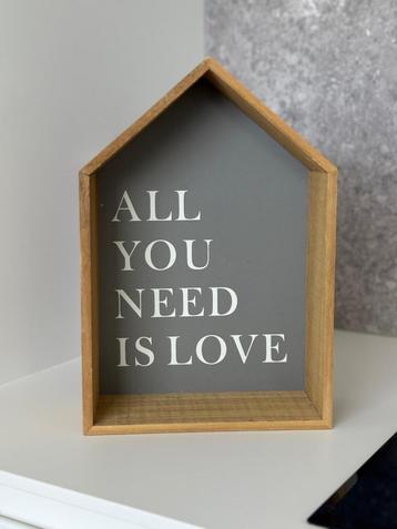 Decoratief houten huisje wandbord – All You Need Is Love beschikbaar voor biedingen