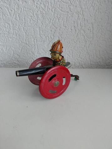 Oud blikken canon beschikbaar voor biedingen