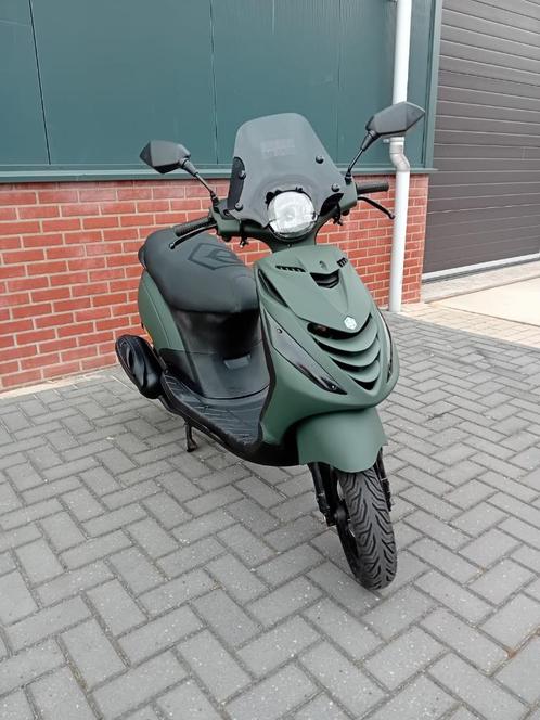 Piaggio Zip 4T Scooter Mat Groen LED 45km/u (B-Klasse), Fietsen en Brommers, Snorfietsen en Snorscooters, Zo goed als nieuw, Piaggio