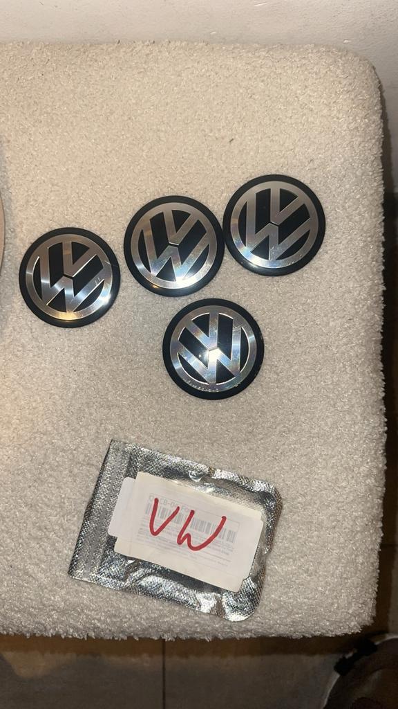 NOUVEAUX couvre-roues de 16 pouces et emblèmes Volkswagen, Autos : Divers, Enjoliveurs, Enlèvement