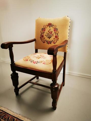 Stoel in tapisserie en hout beschikbaar voor biedingen