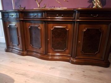Complete eetkamer . beschikbaar voor biedingen