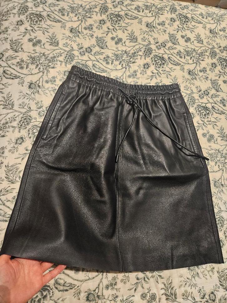jupe en cuir Massimo Dutti, leather skirt Massimo Dutti, Kleding | Dames, Rokken, Zo goed als nieuw, Maat 36 (S), Zwart, Knielengte