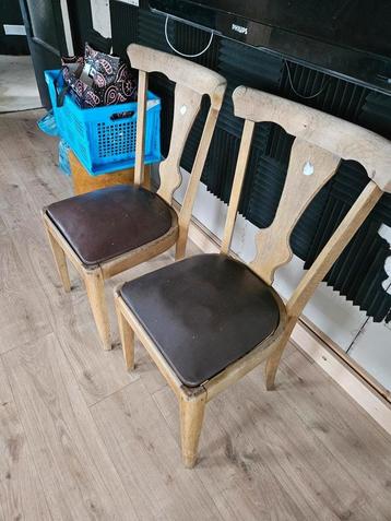 GRATIS 2 stoelen vintage beschikbaar voor biedingen