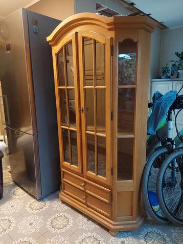 Houten vitrine kast in goede staat beschikbaar voor biedingen