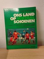 ONS LAND OP VOETBALSCHOENEN, Ophalen of Verzenden, Zo goed als nieuw, Balsport