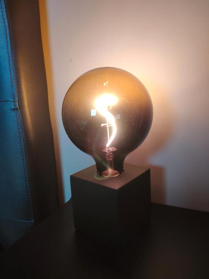 Lamp met grote decoratieve LED-lamp, Huis en Inrichting, Lampen | Wandlampen, Metaal