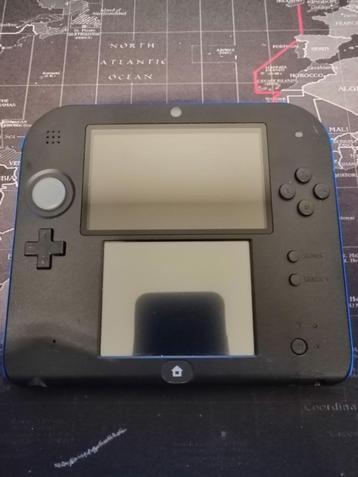 Nintendo 2DS (noir et bleu) disponible aux enchères