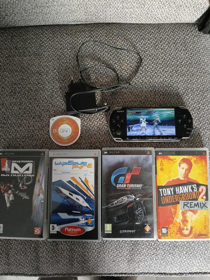 psp 3000 slim black +  6 games +adapter, Games en Spelcomputers, Spelcomputers | Sony PSP, Gebruikt, PSP, Zwart, Met games, Ophalen of Verzenden