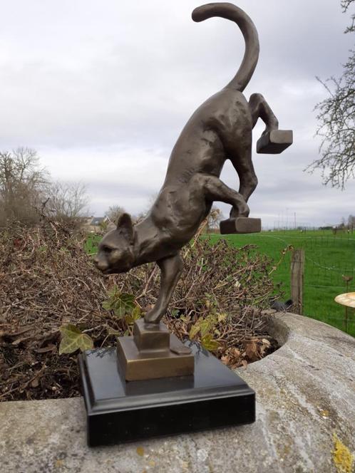 Beeld van een gesigneerde bronzen kat die de trap afgaat., Antiek en Kunst, Antiek | Brons en Koper, Brons, Ophalen of Verzenden