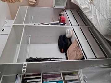 Witte pax-kast van Ikea beschikbaar voor biedingen