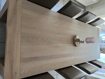 Eetkamertafel ,stoelen en salontafel beschikbaar voor biedingen