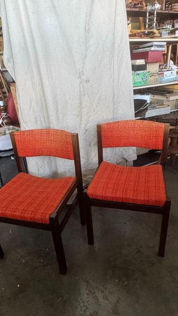2x vintage stoelen beschikbaar voor biedingen