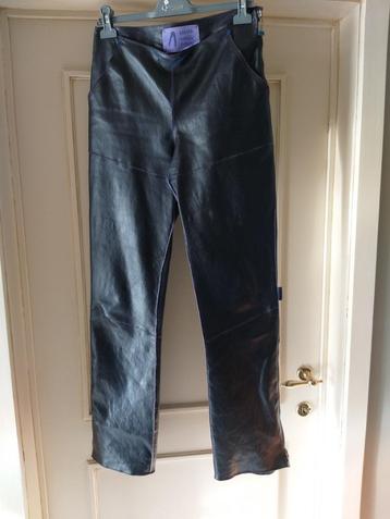 Lederen broek voor vrouwen. beschikbaar voor biedingen