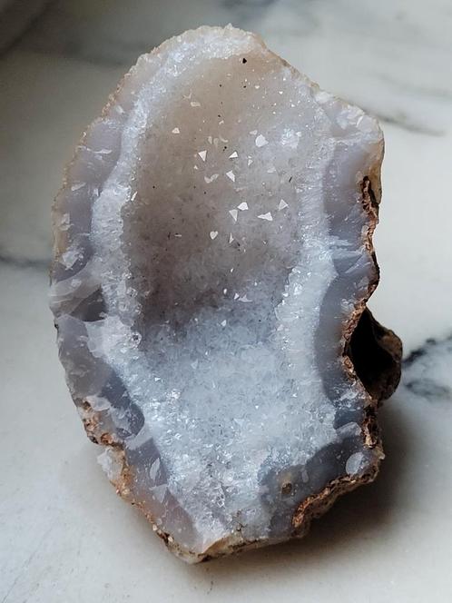 Blauwe Chalcedoon kwarts geode uit Brazilië, Verzamelen, Mineralen en Fossielen, Mineraal, Ophalen of Verzenden