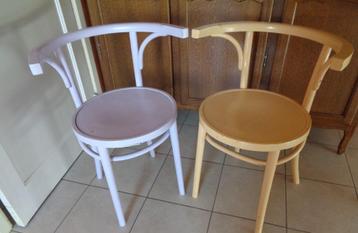 2 anciennes chaises " bistrot " beschikbaar voor biedingen