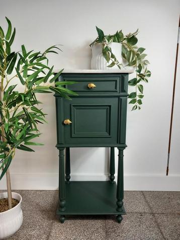 Leuk kastje in het groen met gouden egel knopje beschikbaar voor biedingen