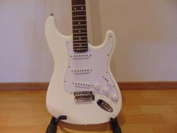 witte Stratocaster nieuw + Kleine Gitaarversterker . beschikbaar voor biedingen