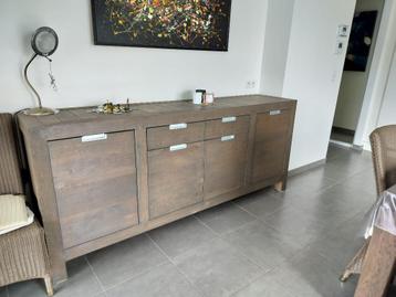 Complete eetkamer (tafel/stoelen/kast) beschikbaar voor biedingen