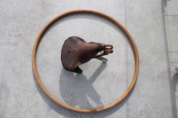 Ancienne pièce ancien vélo selle cuir  idéale - jante bois beschikbaar voor biedingen