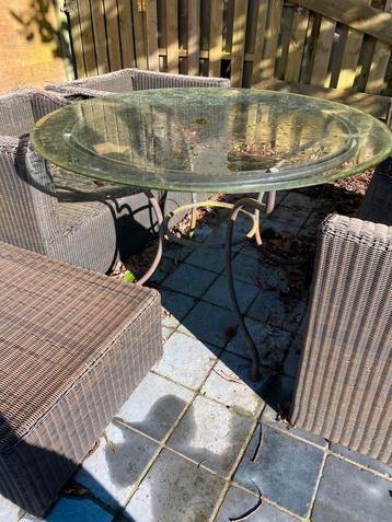 Tuintafel eventueel apart te koop en tuinset  beschikbaar voor biedingen