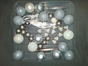 Set van 42 mooie wit - zilveren kerstballen beschikbaar voor biedingen