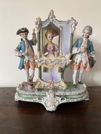 Beeld hofdame met koetsiers in Biscuit, Ophalen