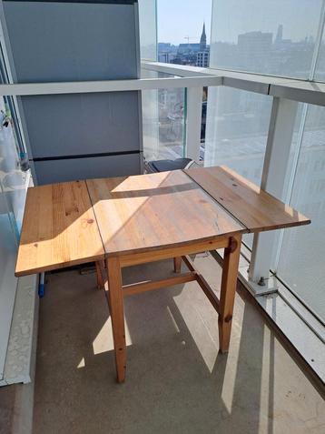 Houten tafel en stoel beschikbaar voor biedingen