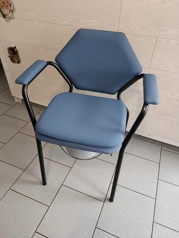 Chaise percée avec seau hygiénique 53cm d'assises 