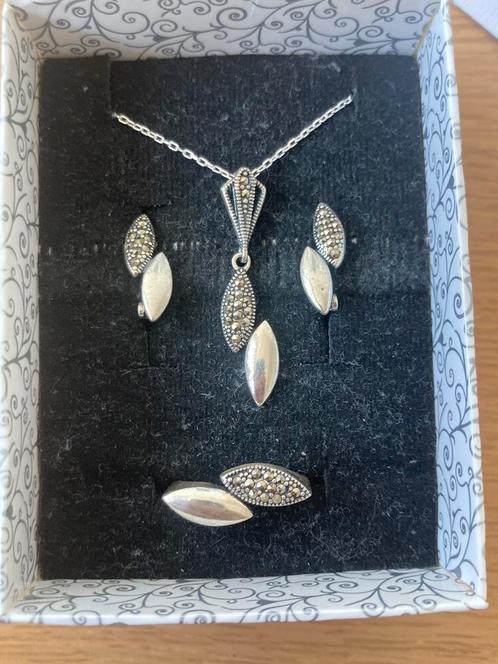 Prachtige zilveren setje met oorbellen, hanger en ring, Bijoux, Sacs & Beauté, Boucles d'oreilles, Neuf, Puces ou Clous, Argent