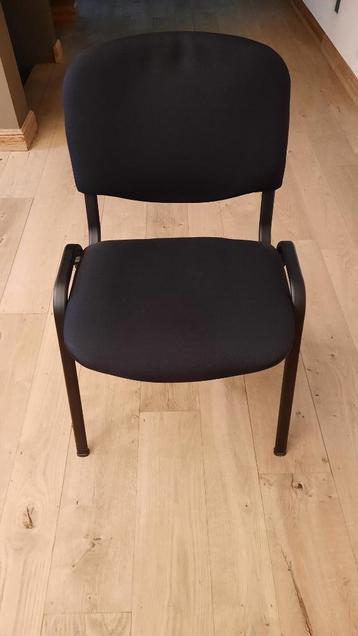 bureaustoel met stoffen zitvlak en rug en een metalen frame