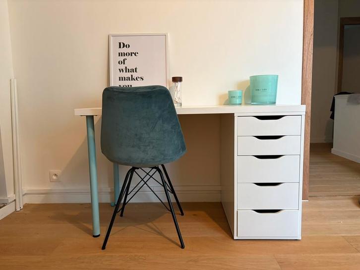 Ikea bureau wit met turquoise poten, Huis en Inrichting, Bureaus, Zo goed als nieuw, Bureau, Ophalen