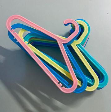 Kapstokken kinderkleding beschikbaar voor biedingen