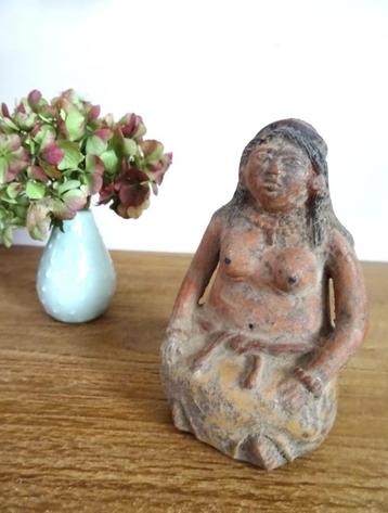 Guatemala: statuette féminine en poterie disponible aux enchères