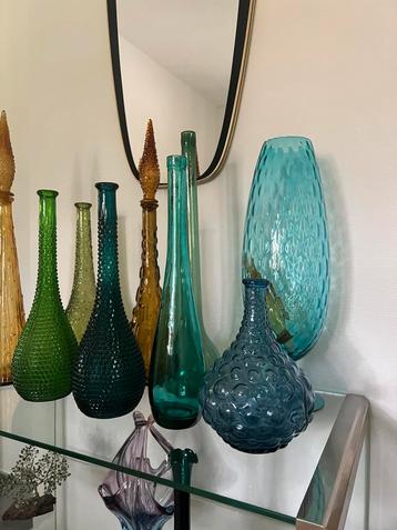 vases bouteilles vintage en verre coloré beschikbaar voor biedingen