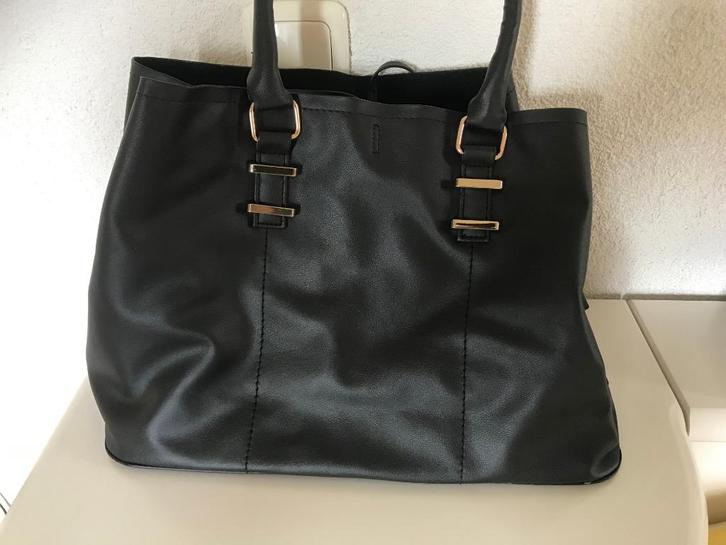 Te koop zwarte damestas., Handtassen en Accessoires, Tassen | Damestassen, Nieuw, Handtas, Zwart, Ophalen of Verzenden