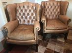 Chesterfield 2 Engelse club fauteuils in een koop zandkleur, Ophalen, Zo goed als nieuw
