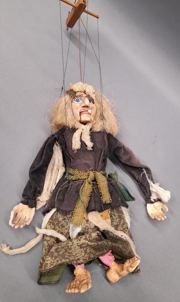 Vieille poupée, marionnette de sorcière, Enlèvement