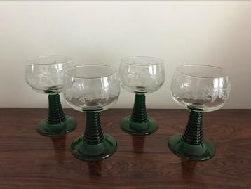 Set van 4 retro vintage wijnglazen decor met groene voet 