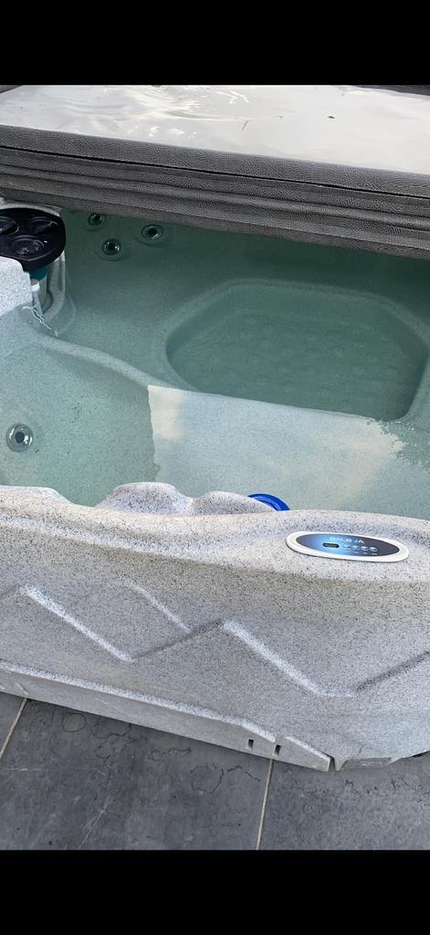 Jacuzzi met schade!, Tuin en Terras, Bubbelbaden en Hottubs, Vast, Ophalen