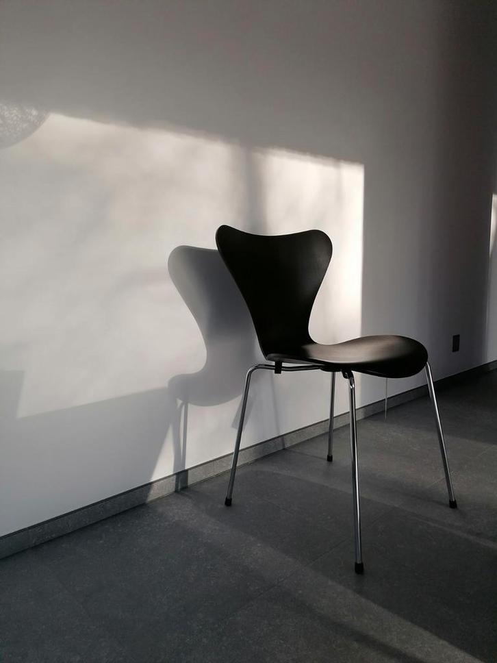 8 Vlinderstoelen Fritz Hansen Series 7 Arne Jacobsen Nieuw, Huis en Inrichting, Stoelen, Hout, Metaal, Zwart, Ophalen