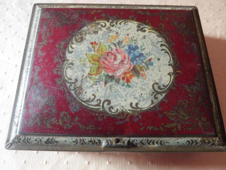 Zeer oude rode metalen doos met bloemen, Verzamelen, Blikken, Gebruikt, Ophalen of Verzenden