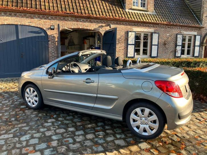 Peugeot 207 met gloednieuwe banden, Auto's, Peugeot, Particulier, Benzine, Euro 5, Cabriolet, 2 deurs, Handgeschakeld, Zilver of Grijs